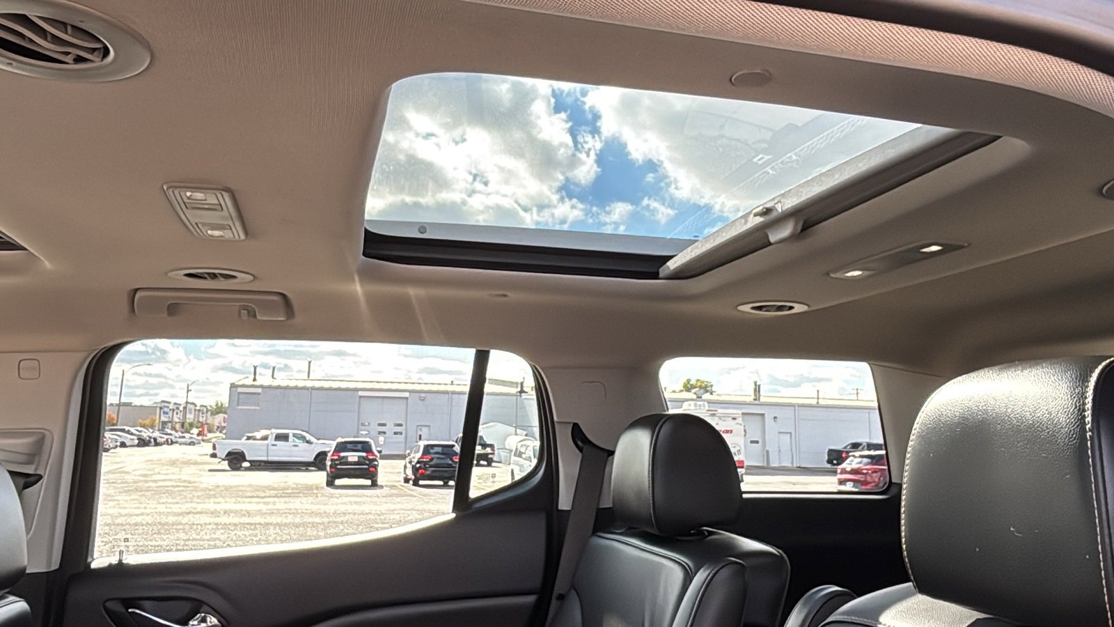 Used 2023 GMC Acadia SLT w/ Technology Package image 13