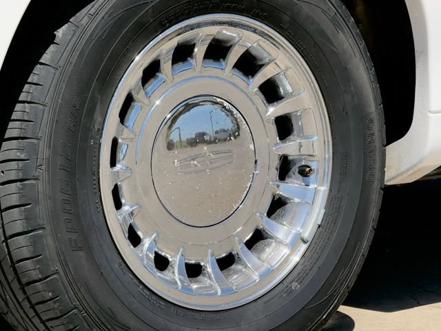 Used 2002 Lincoln Town Car Executive RWD image 14