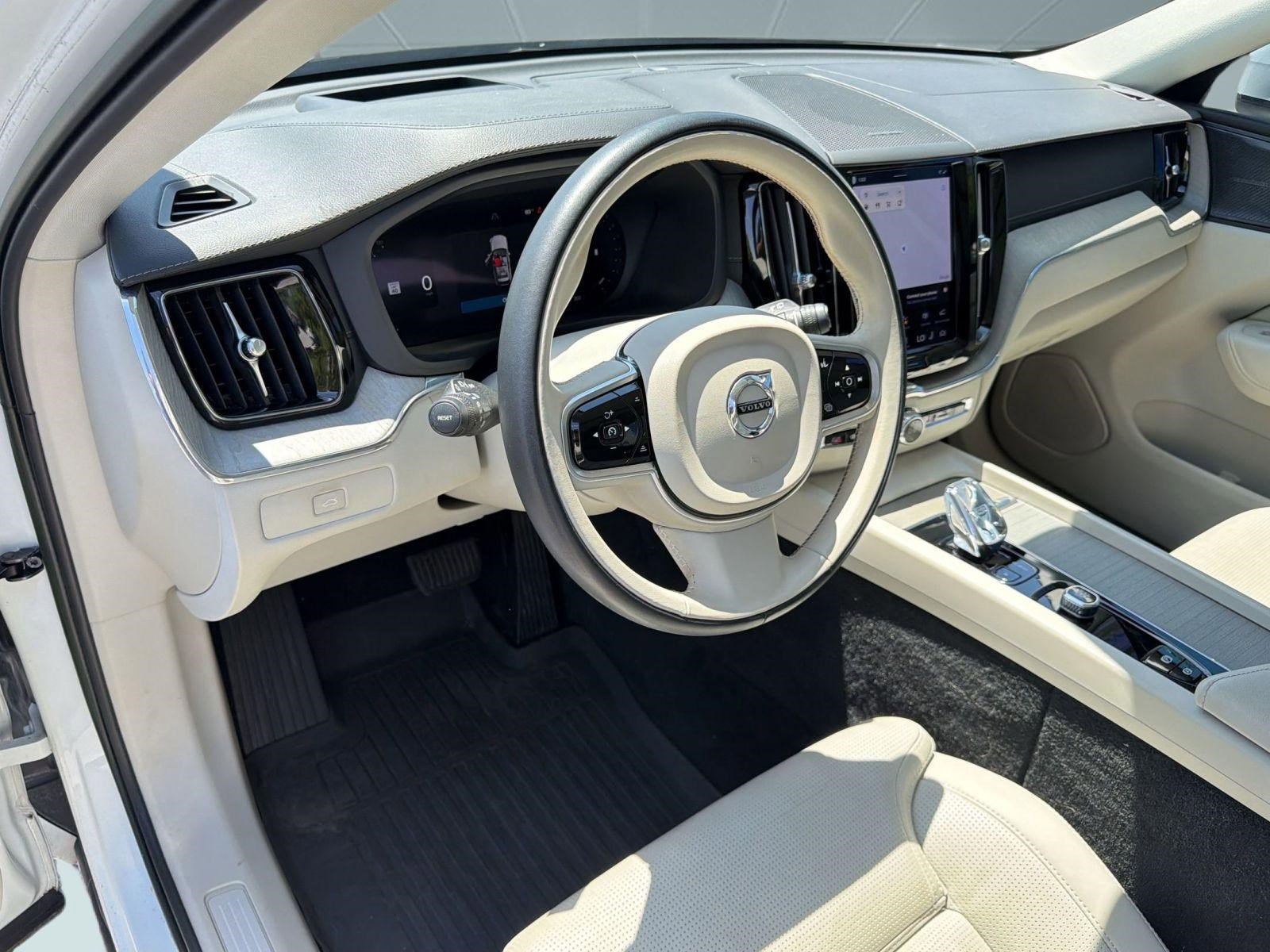 Used 2023 Volvo XC60 B5 Ultimate w/ Climate Package image 4