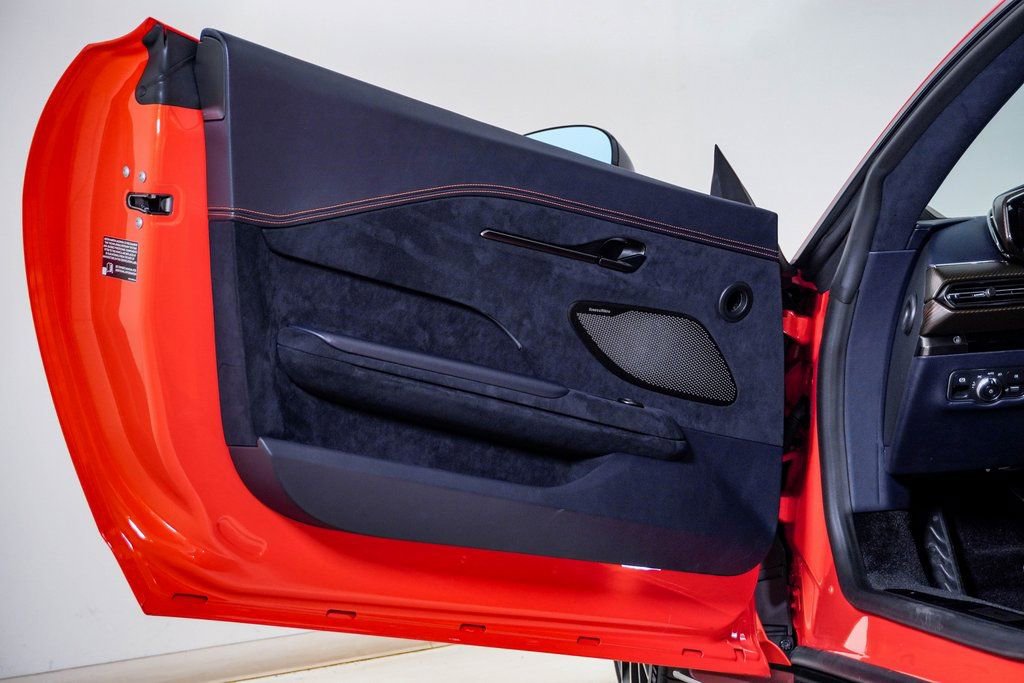 Used 2025 Aston Martin V8 Vantage Coupe image 31