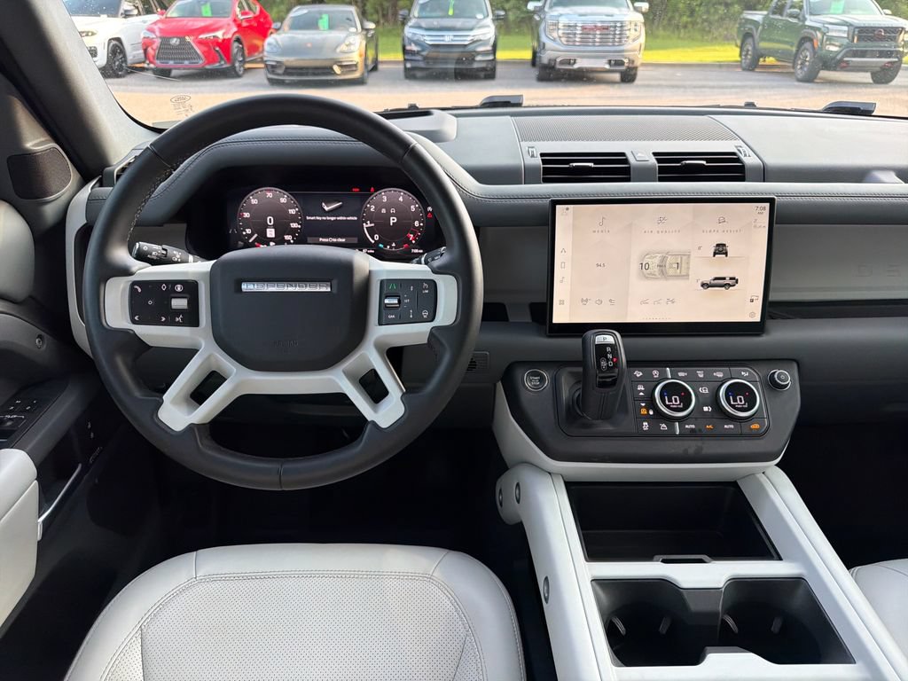 Used 2025 Land Rover Defender 130 X-Dynamic SE AWD/4WD image 2