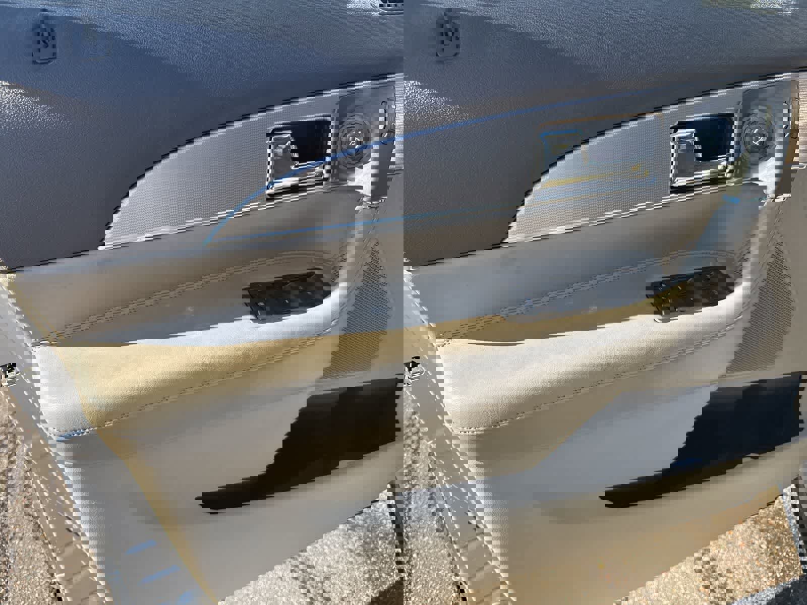 Used 2011 Lincoln MKX AWD image 15