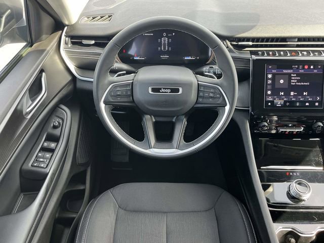 Used 2023 Jeep Grand Cherokee Laredo image 17