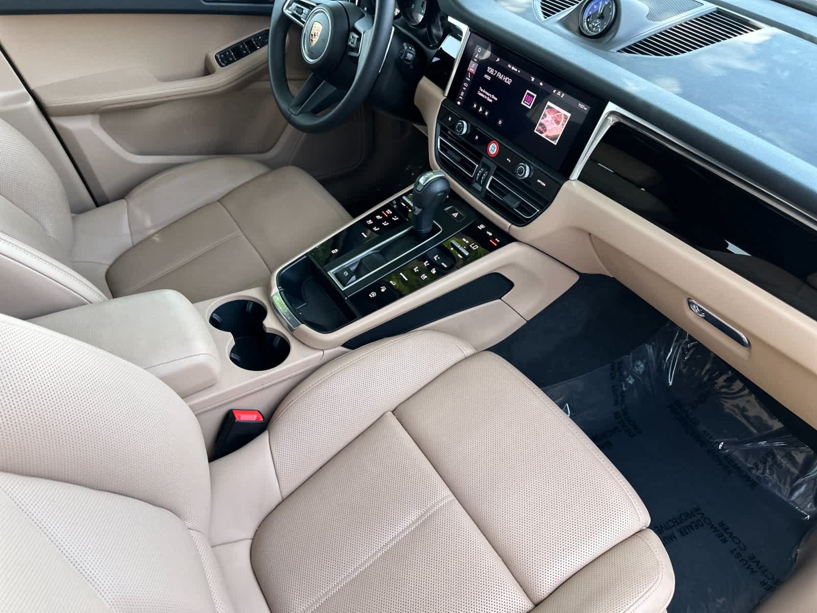 Certified 2025 Porsche Macan AWD/4WD image 17