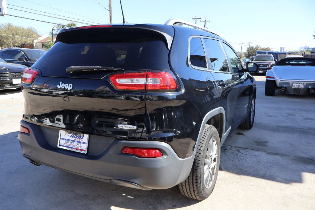 Used 2018 Jeep Cherokee Latitude FWD image 7