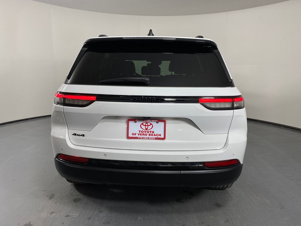 Used 2023 Jeep Grand Cherokee Altitude image 5