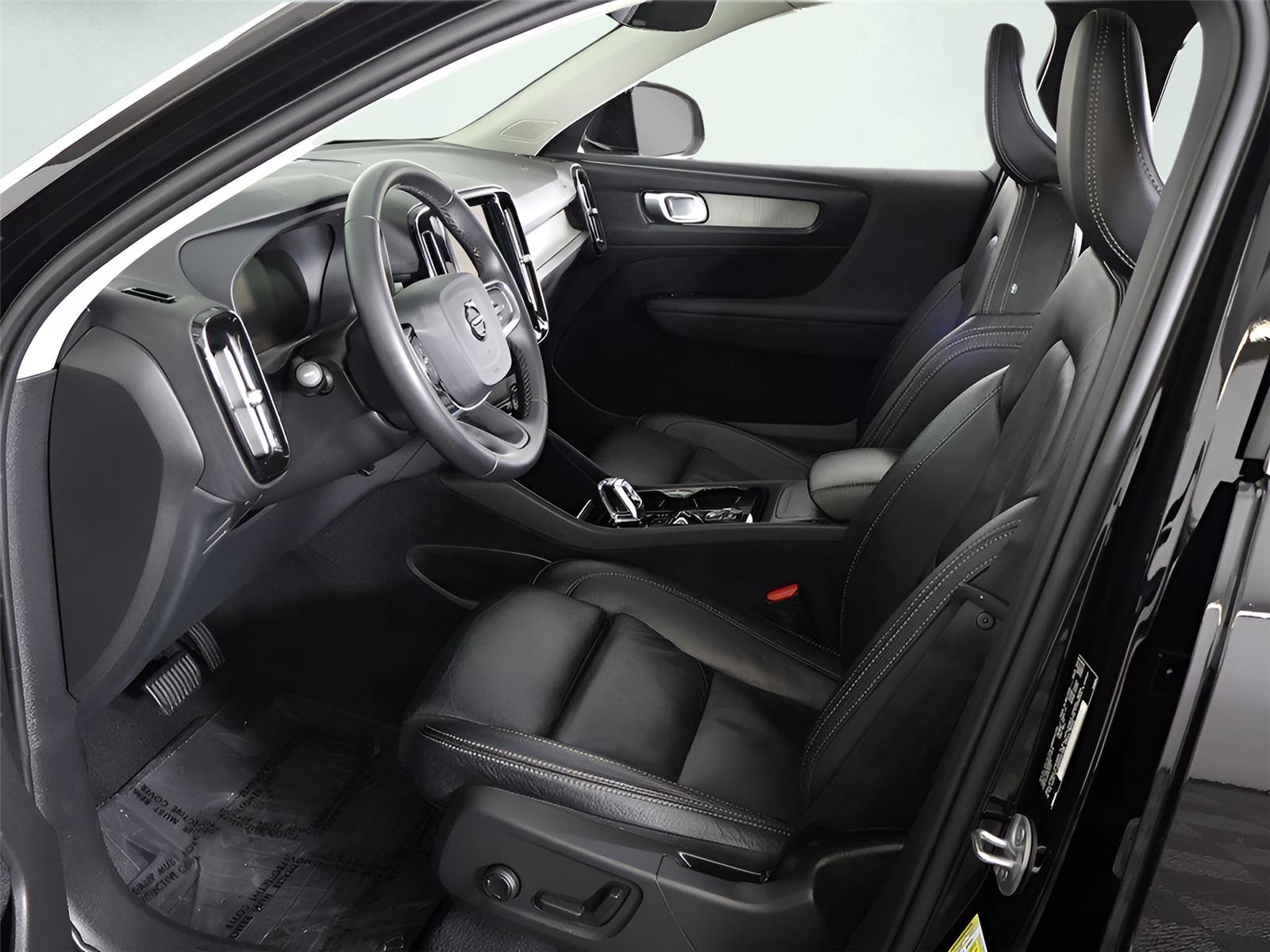 Used 2023 Volvo XC40 B5 Plus w/ Protection Package Premier image 33