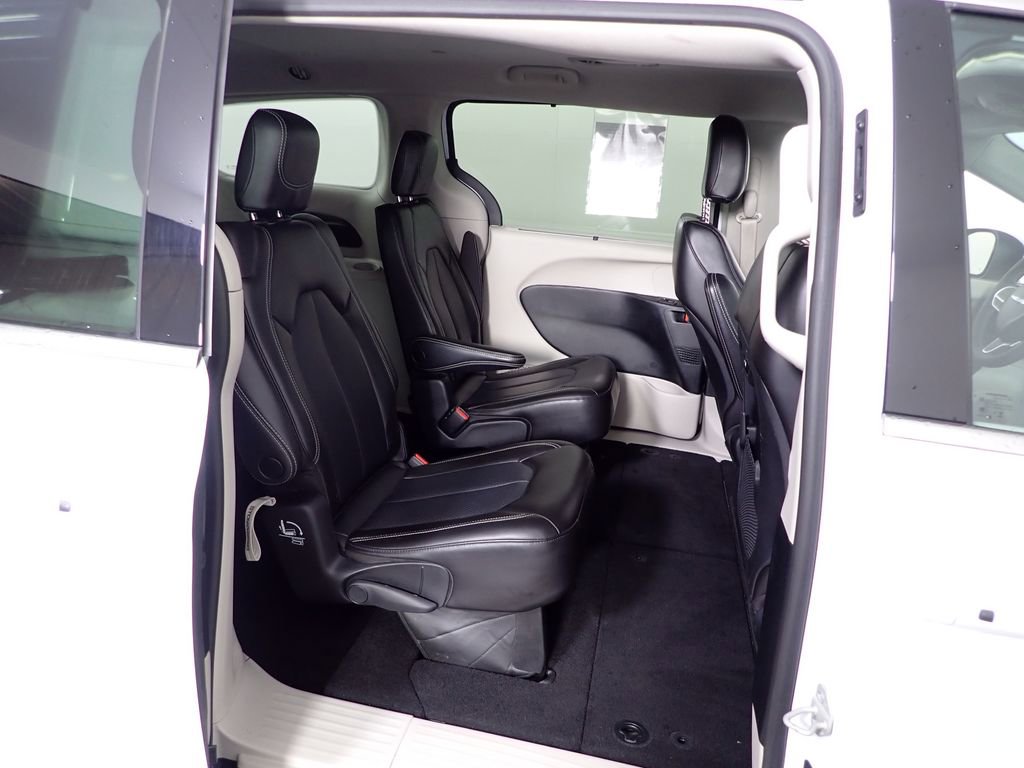 Used 2023 Chrysler Pacifica Touring-L FWD image 40