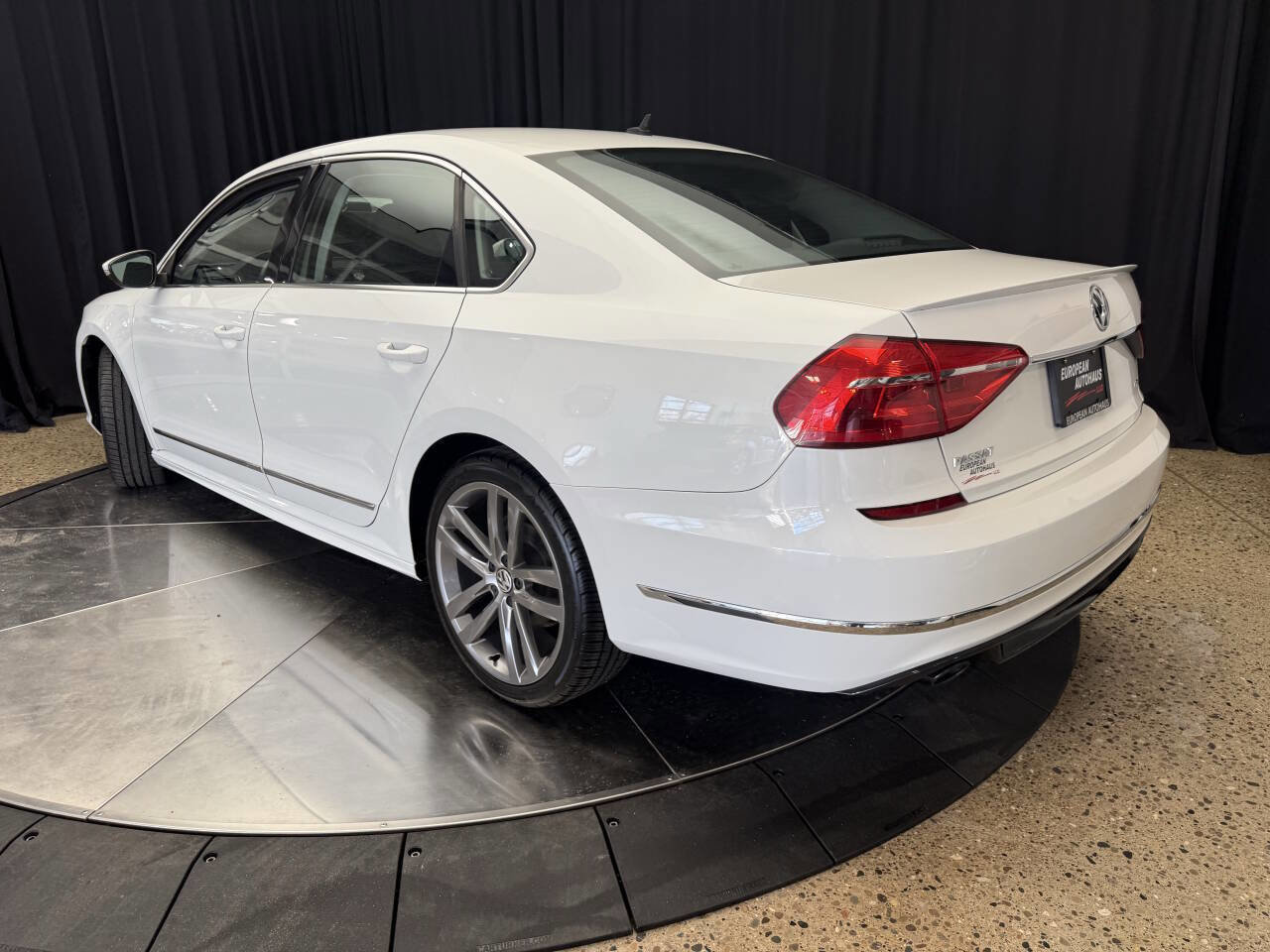 Used 2016 Volkswagen Passat 1.8T R-Line image 10