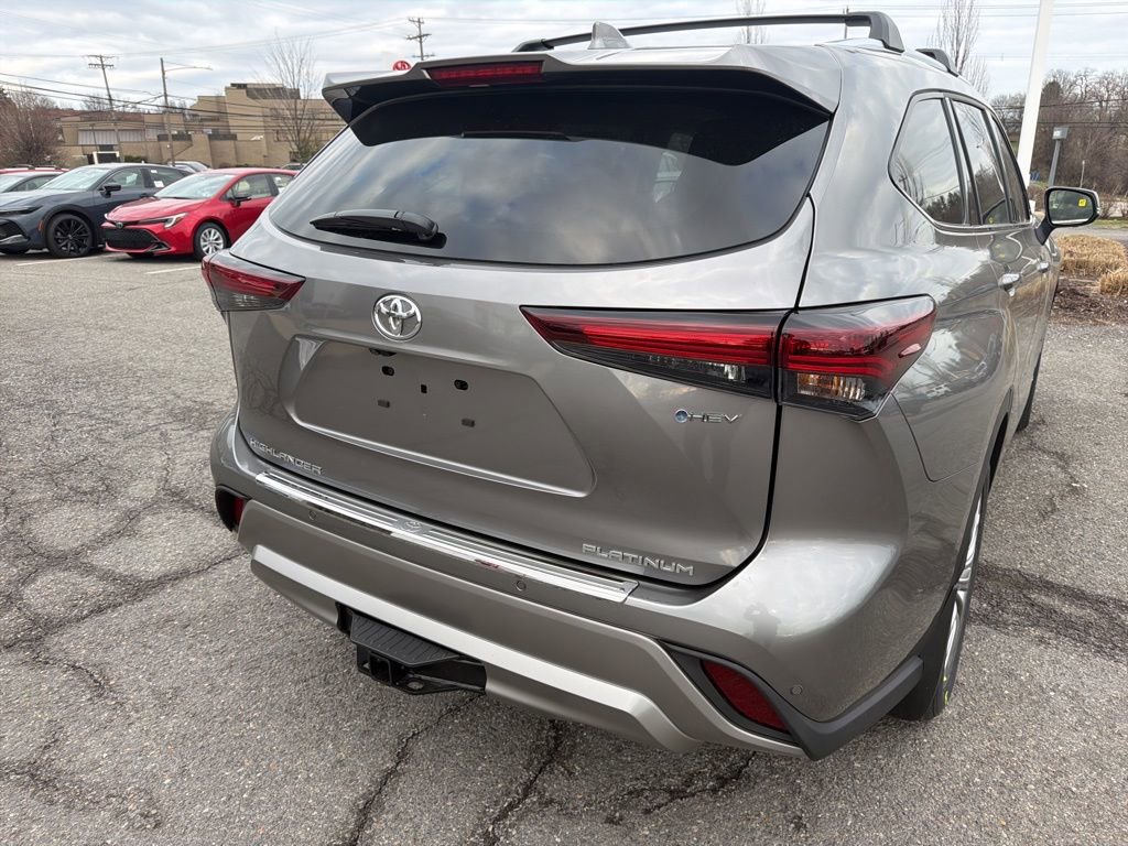 New 2026 Toyota Highlander Platinum image 3
