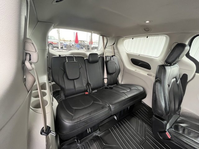 Used 2018 Chrysler Pacifica Touring-L image 37