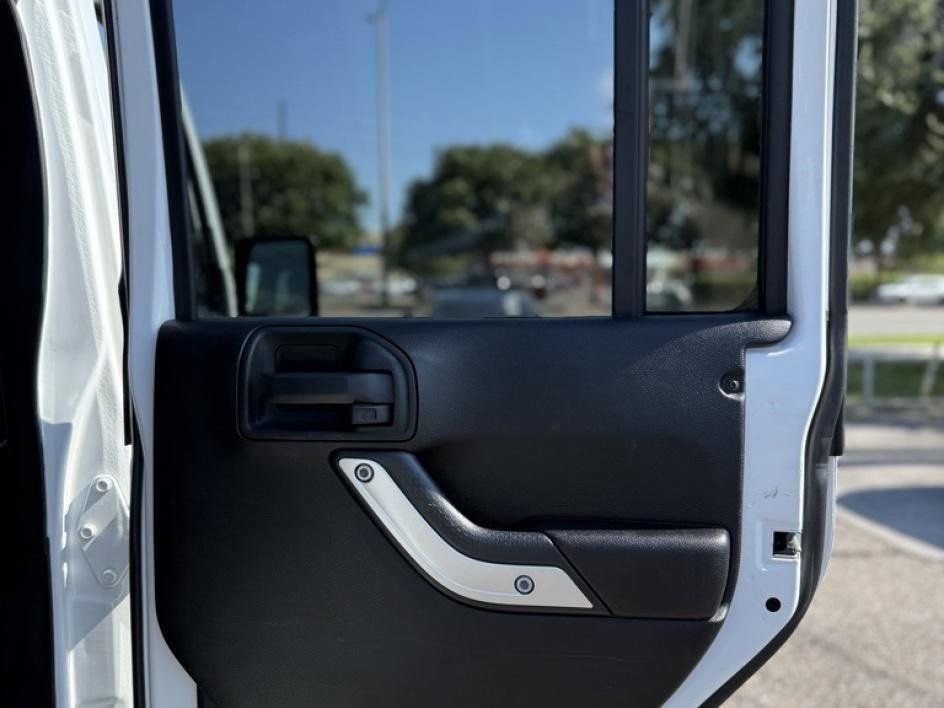 Used 2017 Jeep Wrangler Unlimited Rubicon w/ Connectivity Group image 19