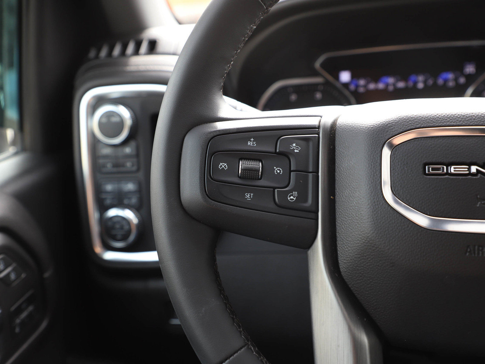 Used 2023 GMC Sierra 3500 Denali w/ Denali Black Diamond Edition AWD/4WD image 25