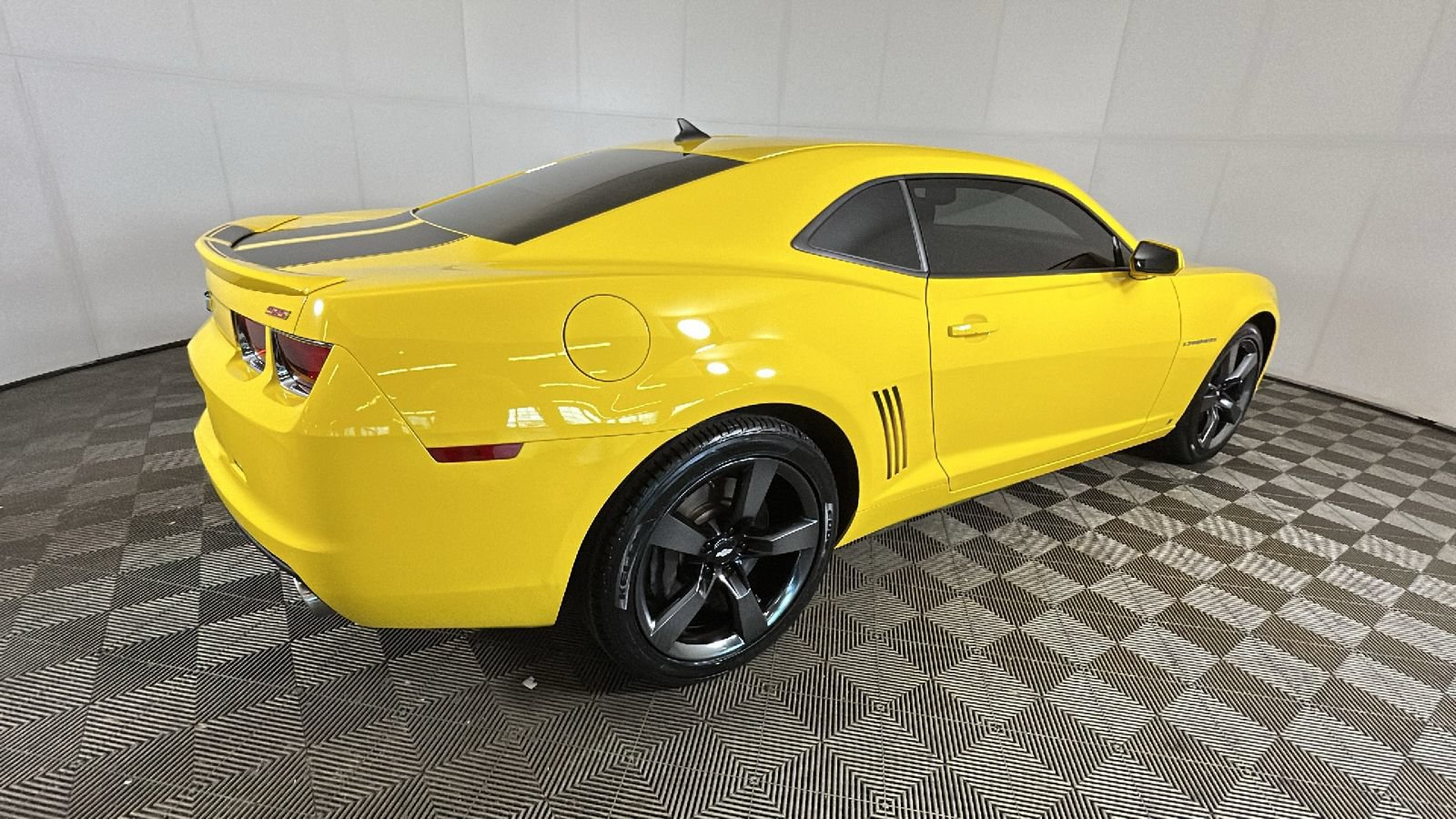 Used 2010 Chevrolet Camaro SS RWD image 2