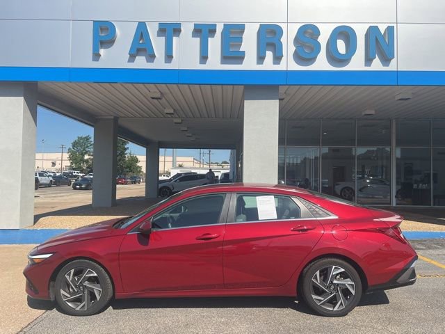 Used 2025 Hyundai Elantra SEL FWD image 2