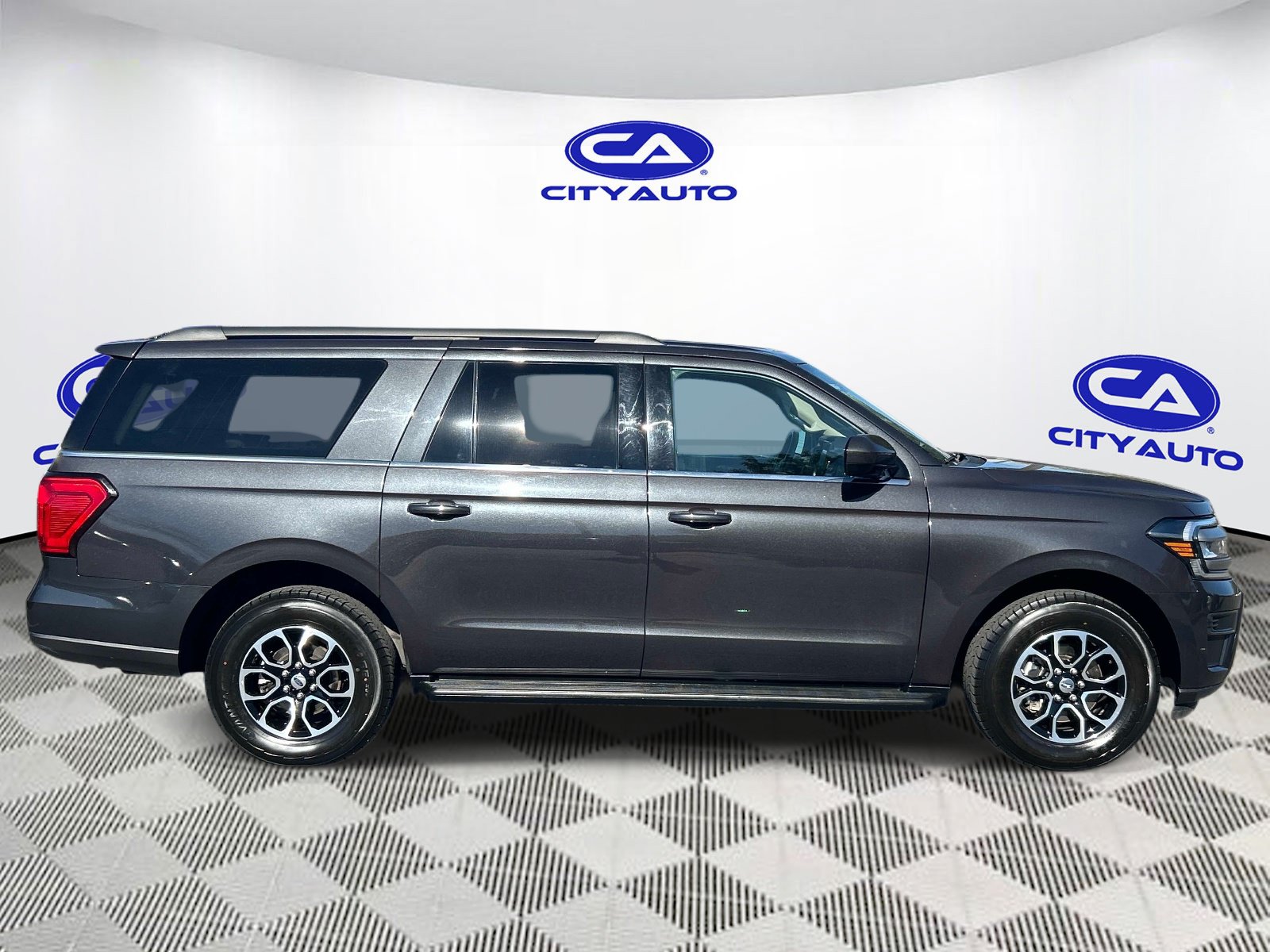 Used 2024 Ford Expedition Max XLT RWD image 2
