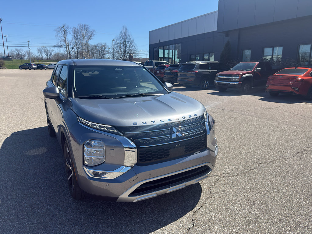 Used 2022 Mitsubishi Outlander SE image 3