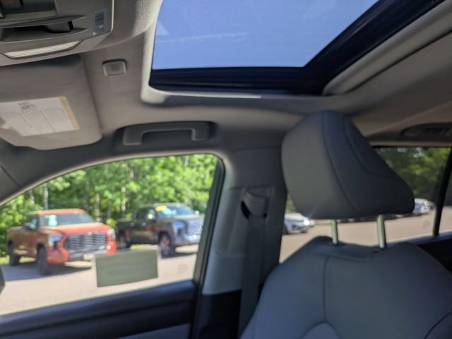 Used 2024 Toyota Highlander XLE AWD/4WD image 38