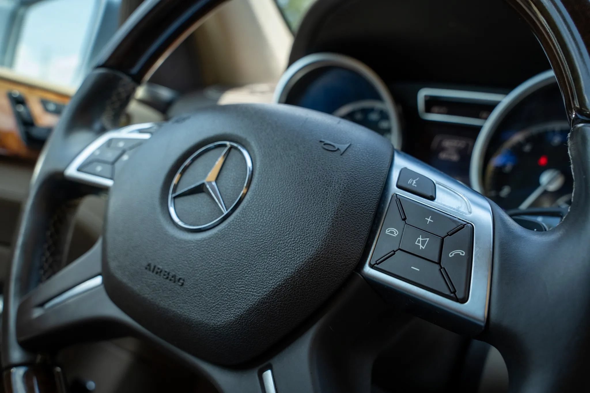 Used 2015 Mercedes-Benz ML 400 4MATIC w/ Lighting Package image 25