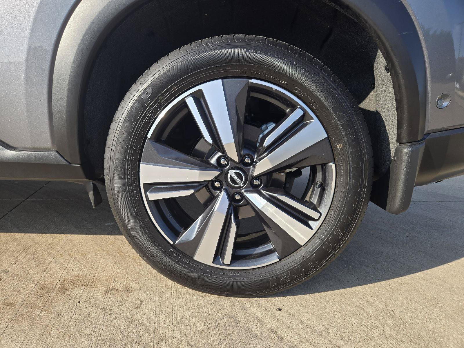 Used 2025 Nissan Rogue SL AWD/4WD image 11