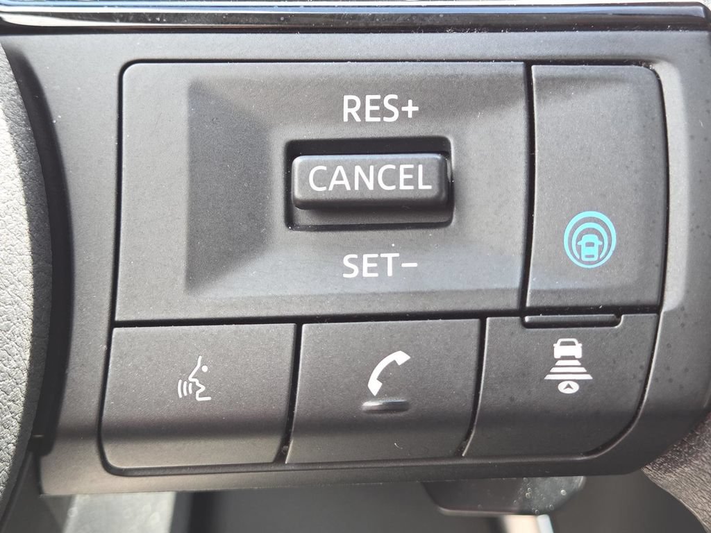 Used 2023 Nissan Rogue SV AWD/4WD image 32