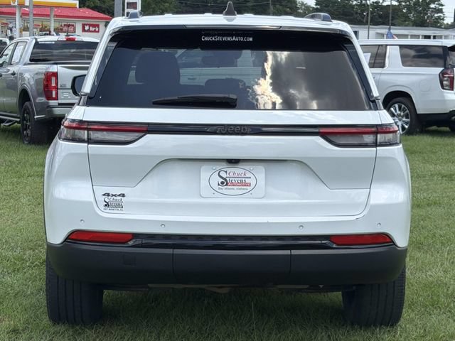 Used 2023 Jeep Grand Cherokee Altitude AWD/4WD image 8