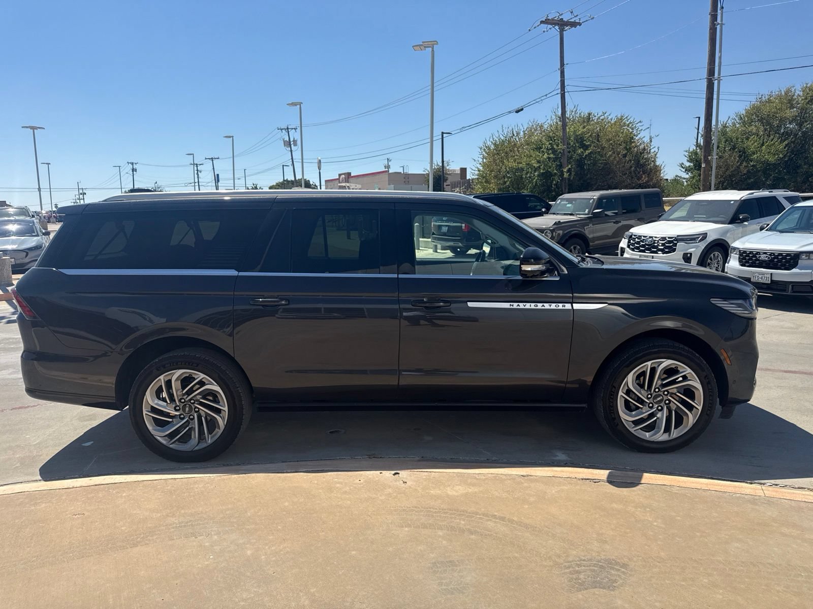 Used 2025 Lincoln Navigator L Reserve AWD/4WD image 4