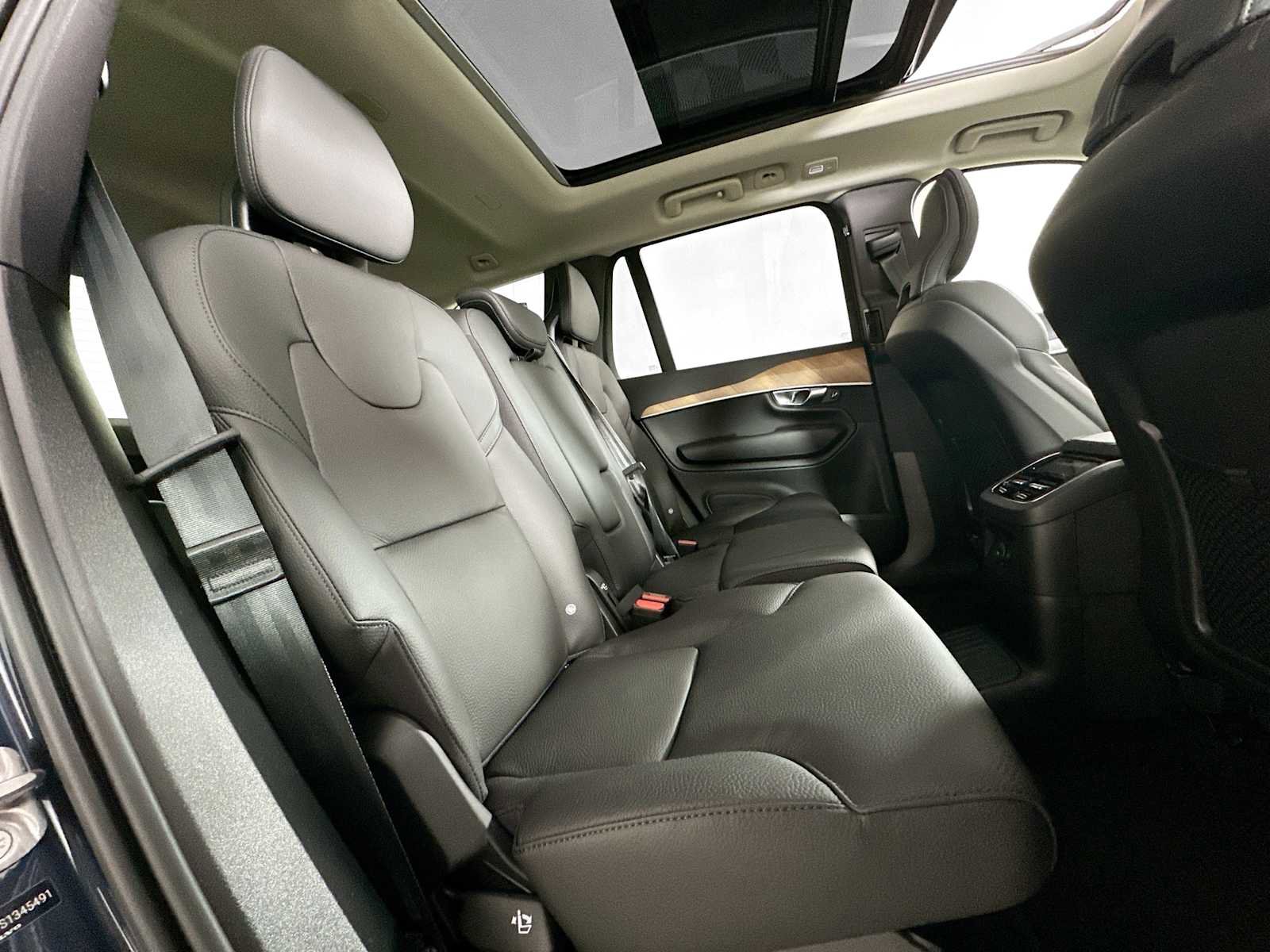 Certified 2025 Volvo XC90 T8 Plus w/ Protection Package Premier image 24