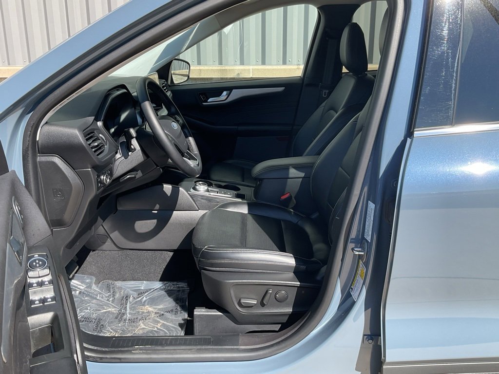 Used 2023 Ford Escape Platinum w/ Class II Trailer Tow Package image 9