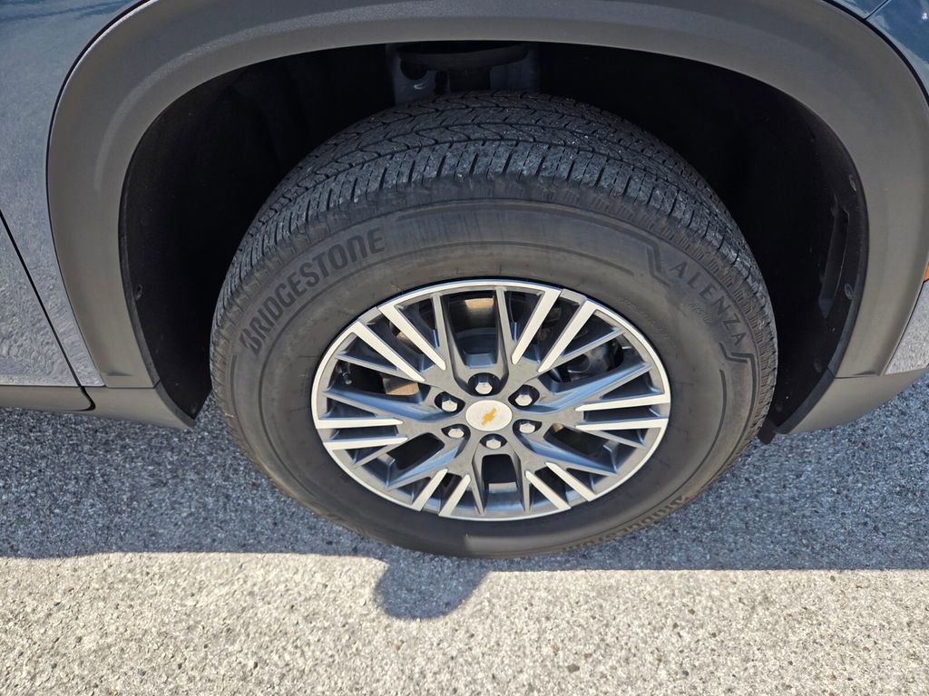 Used 2025 Chevrolet Traverse LT FWD image 16