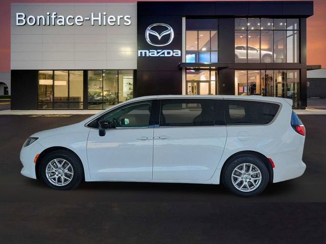 Used 2024 Chrysler Voyager LX image 4