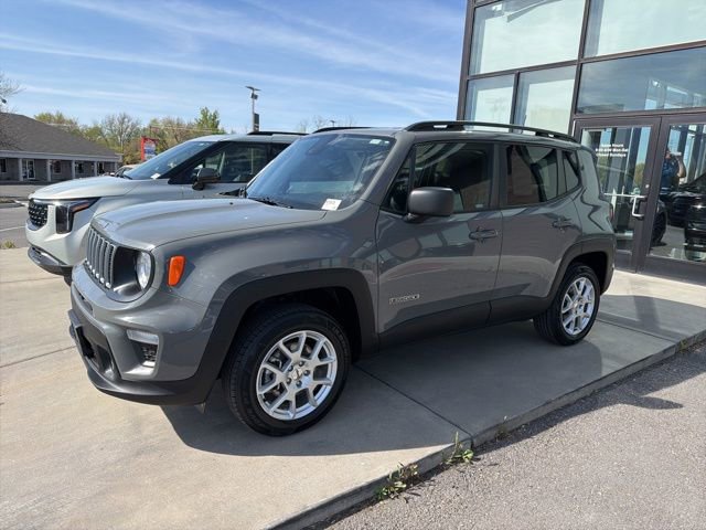 Used 2022 Jeep Renegade Latitude w/ Convenience Group AWD/4WD image 2