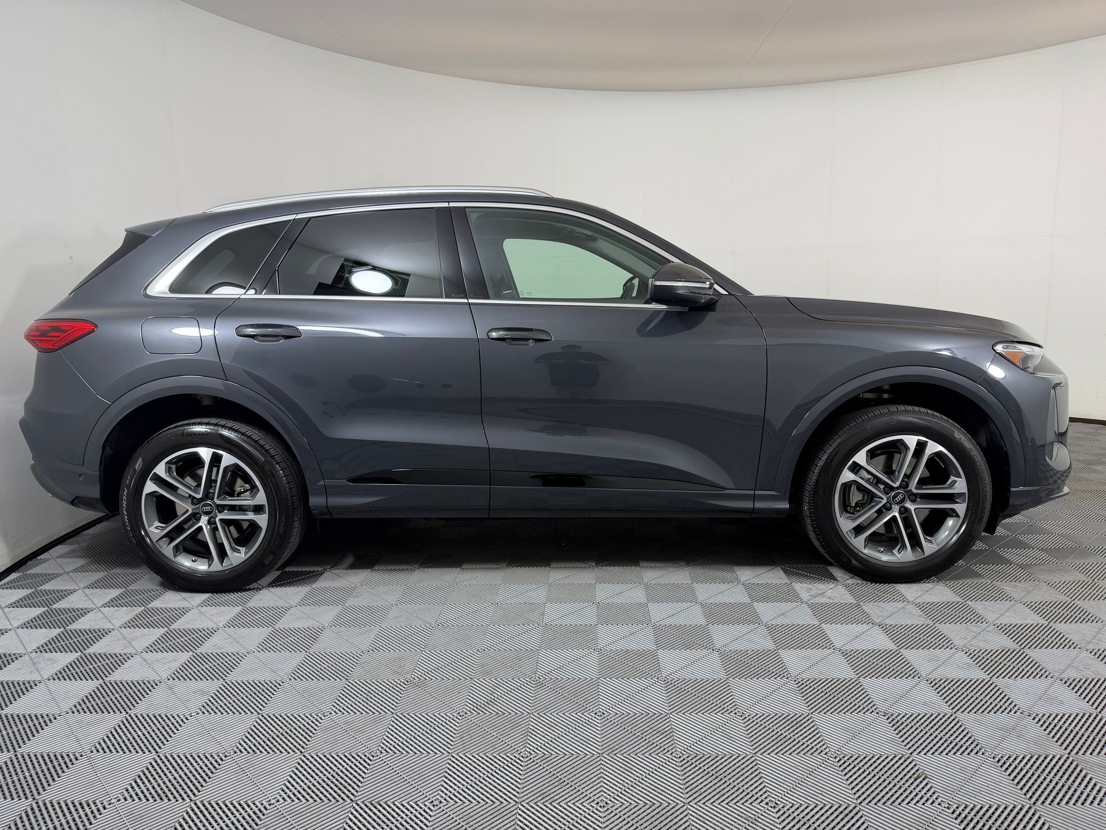 Used 2025 Audi Q5 Premium w/ Convenience Package AWD/4WD image 8