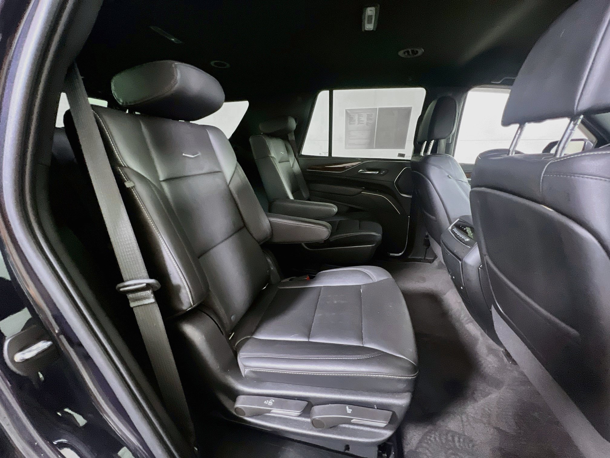 Used 2022 Cadillac Escalade Luxury w/ LPO, Illumination Package AWD/4WD image 29