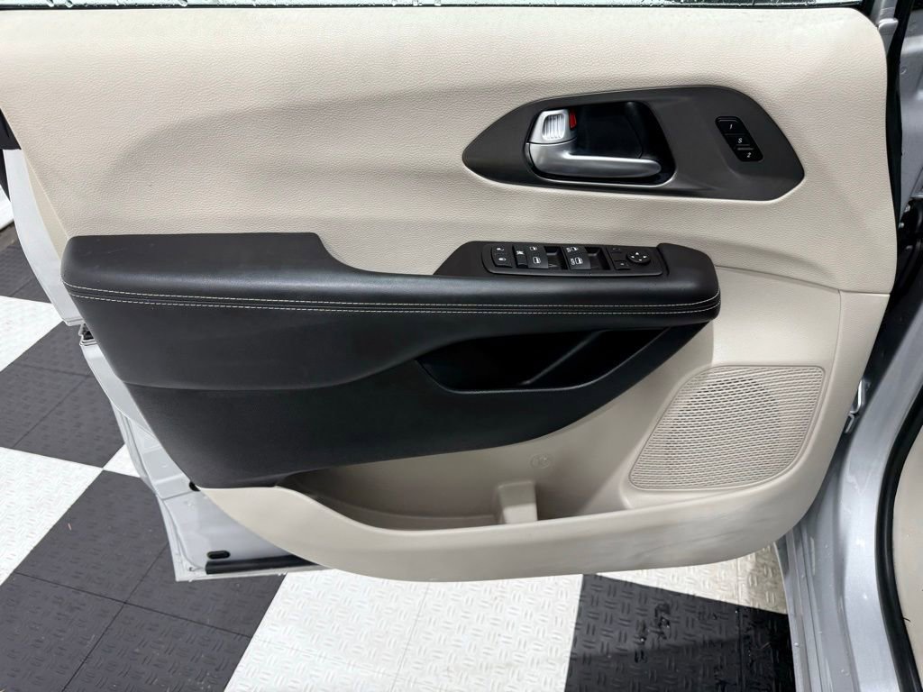 Used 2024 Chrysler Pacifica Touring-L FWD image 16