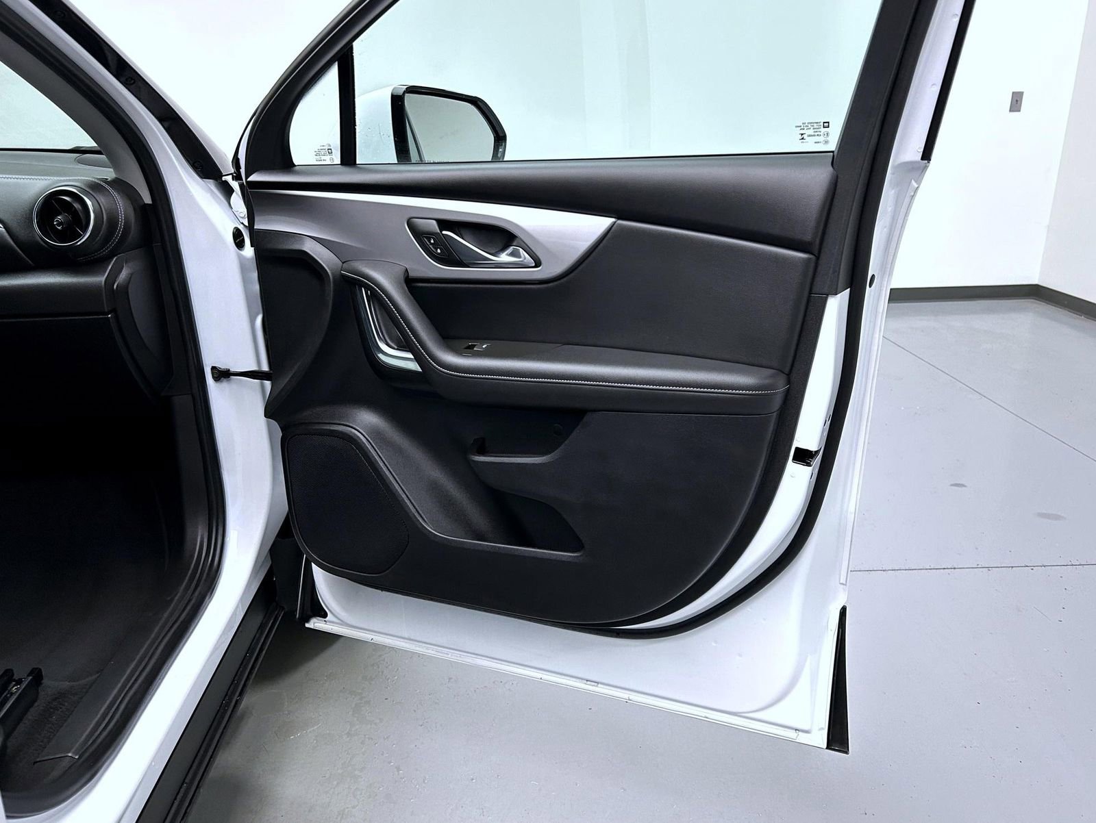 Used 2025 Chevrolet Blazer LT AWD/4WD image 16