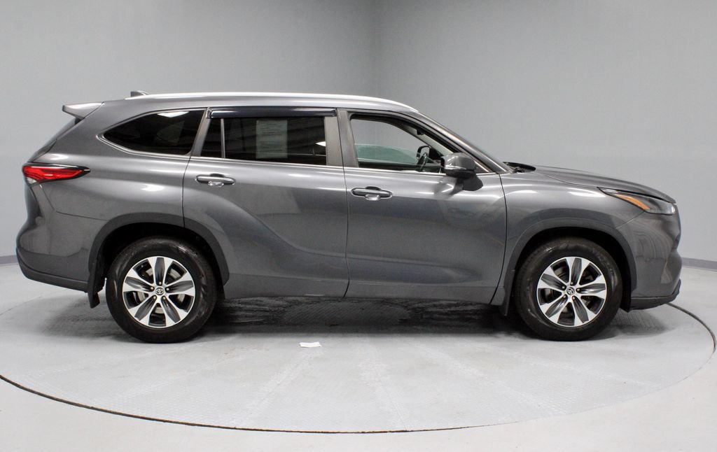Used 2023 Toyota Highlander XLE AWD/4WD image 11