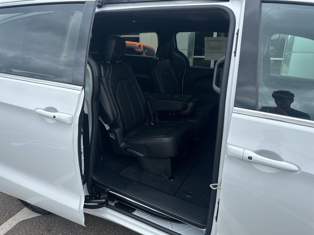 New 2026 Chrysler Pacifica Select image 18