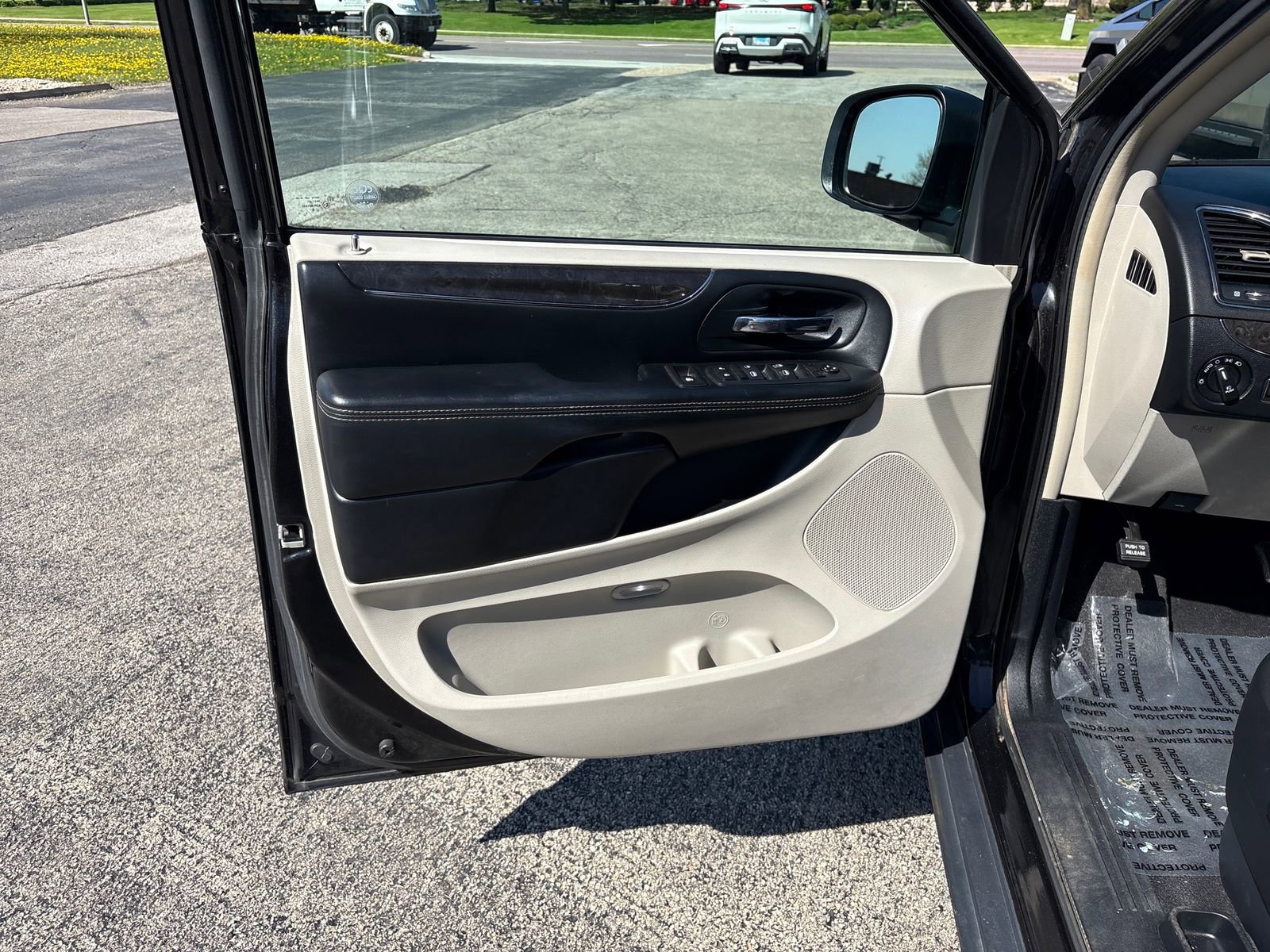 Used 2016 Chrysler Town & Country Touring FWD image 10