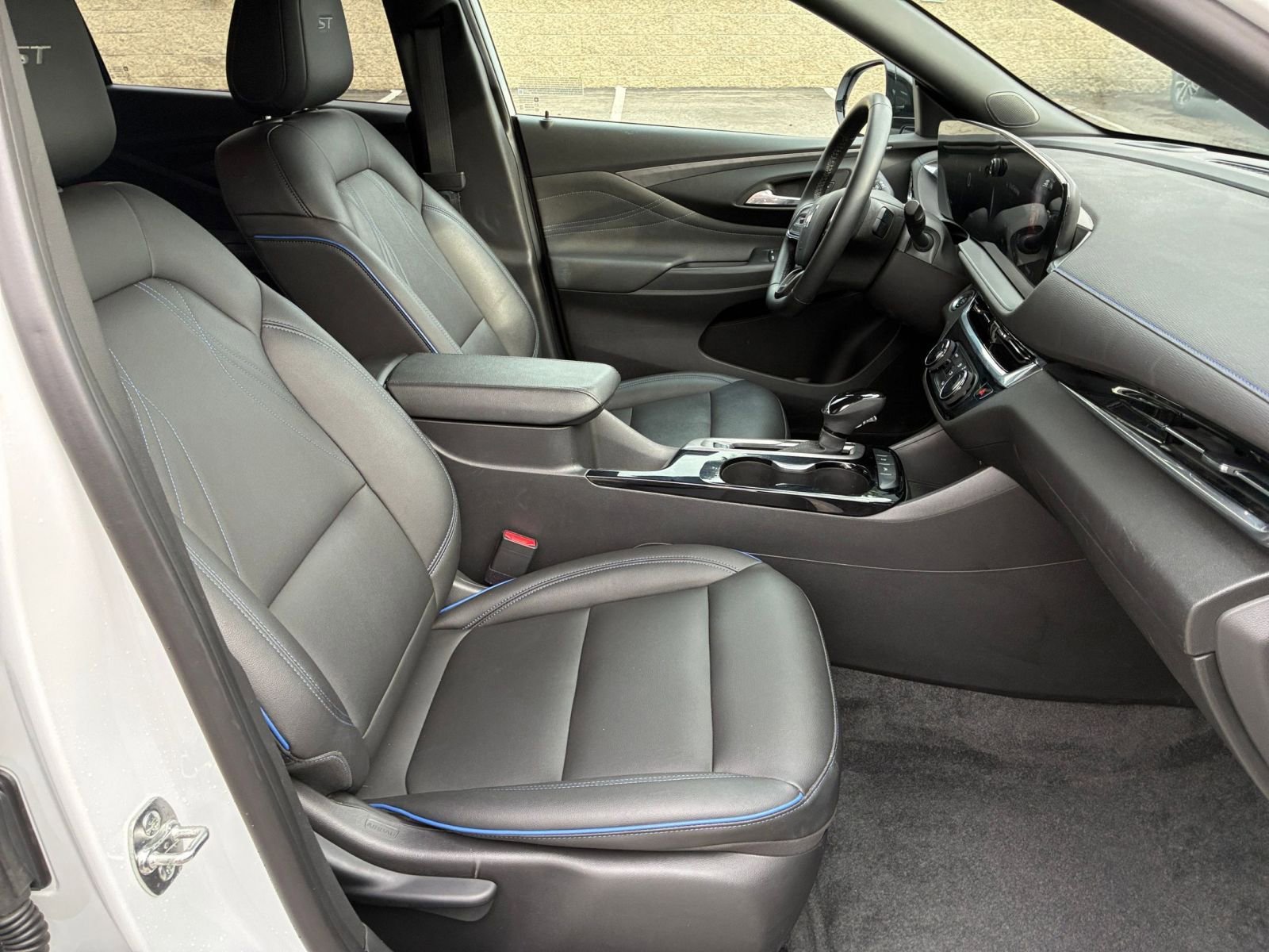Used 2025 Buick Envista Sport Touring image 36