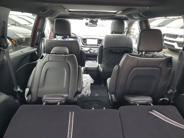 New 2027 Chrysler Pacifica Limited w/ Family Tech Group AWD/4WD image 8