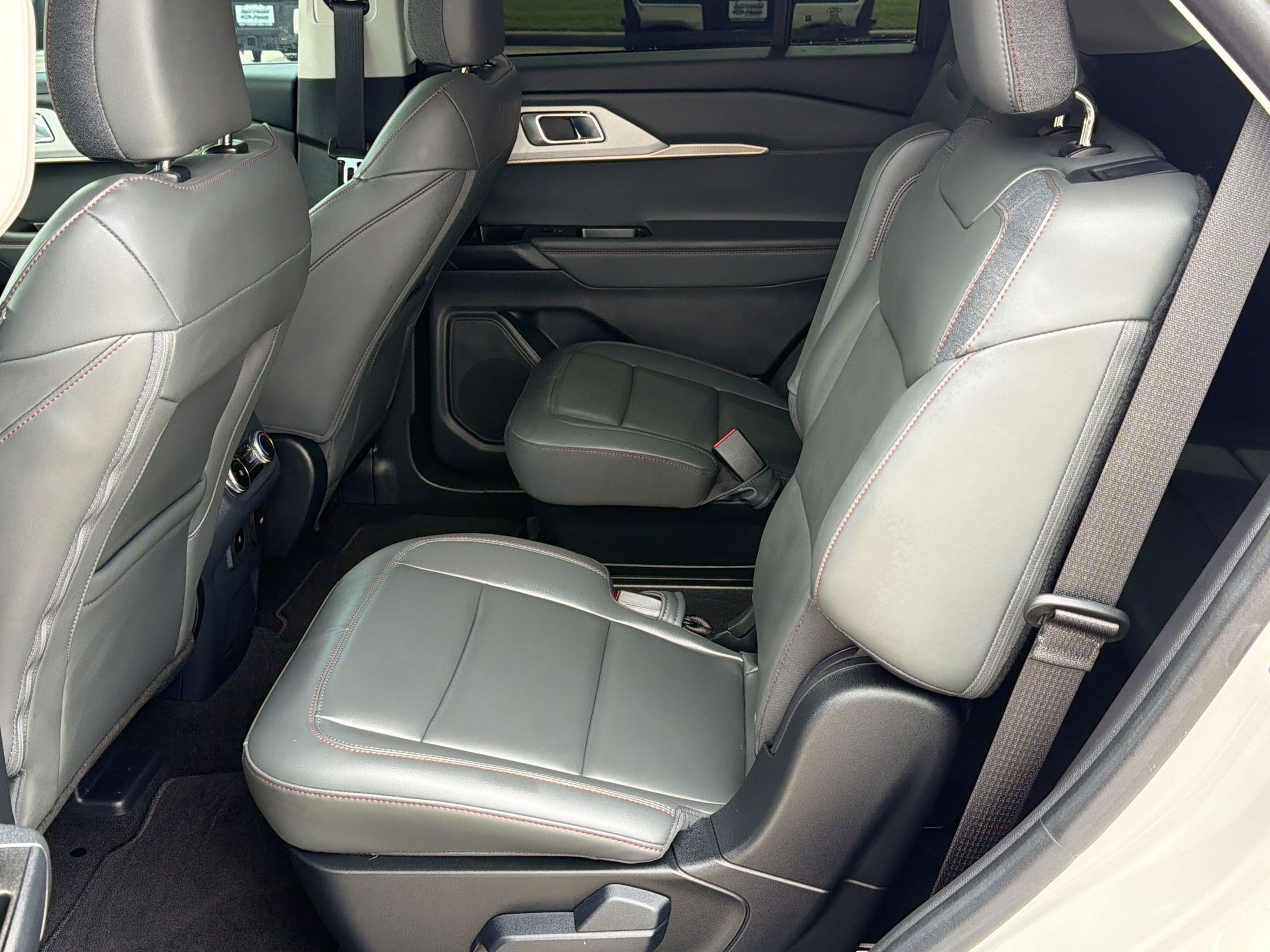 Used 2025 Ford Explorer Active w/ Active Comfort Package RWD image 23