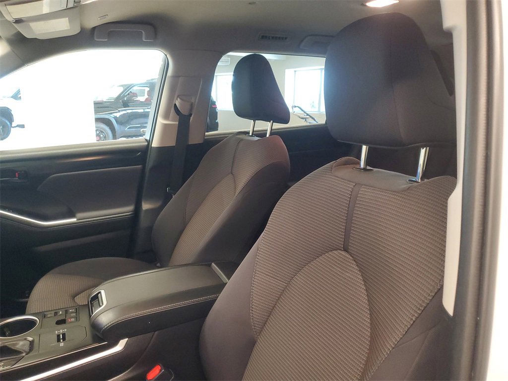 Used 2023 Toyota Highlander LE image 17