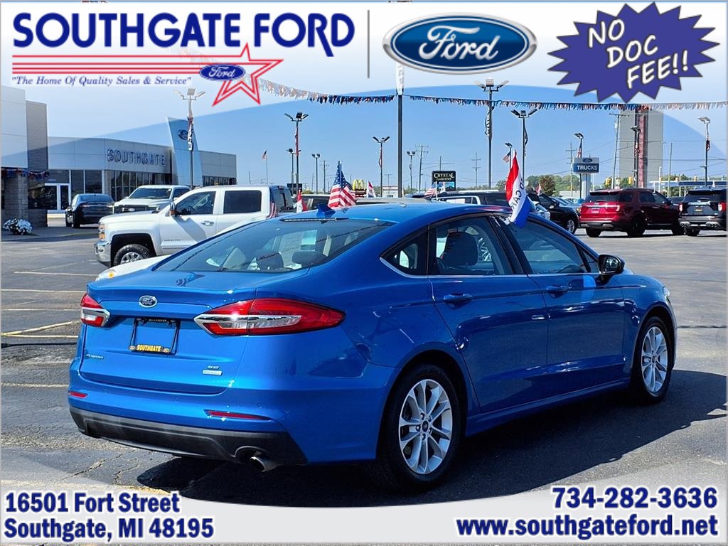 Used 2020 Ford Fusion SE image 2