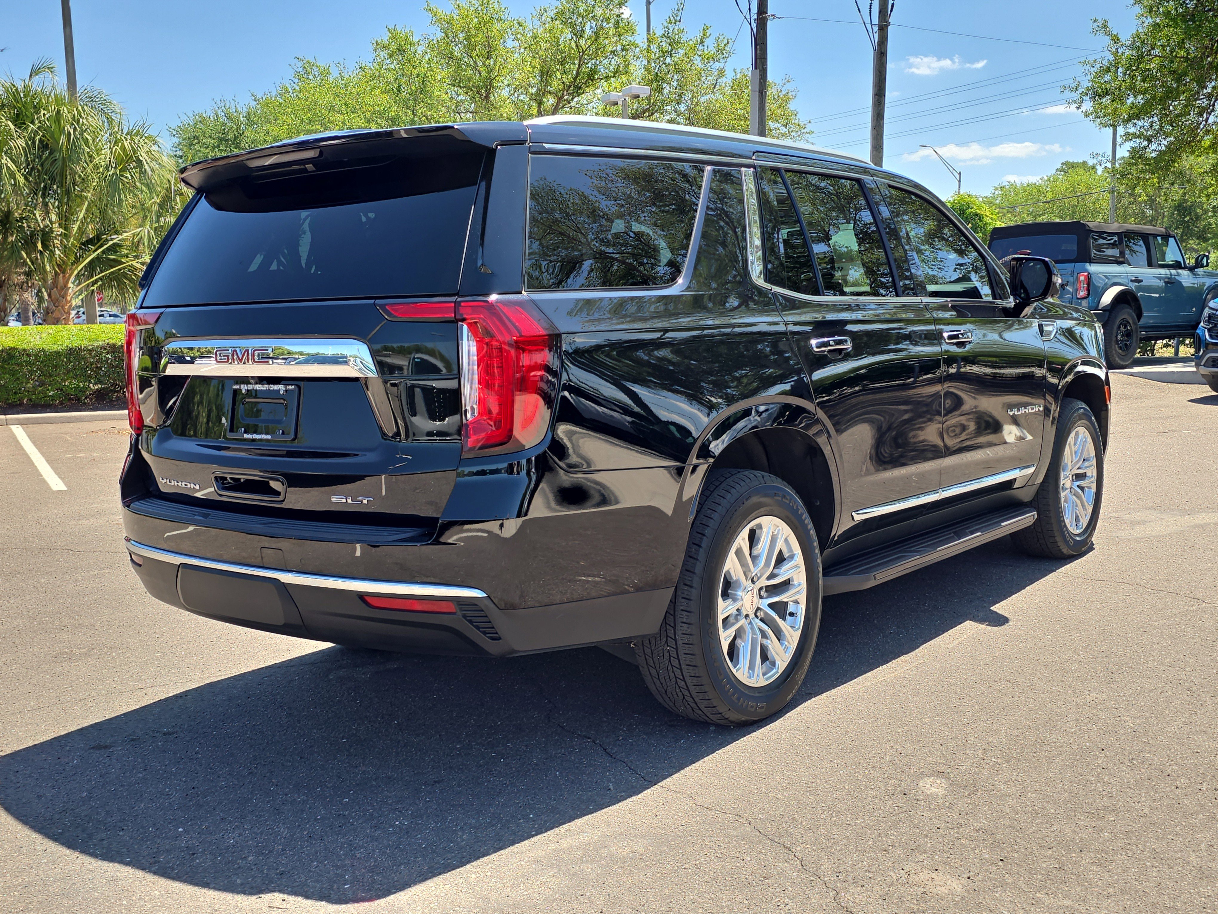 Used 2023 GMC Yukon SLT w/ SLT Luxury Package AWD/4WD image 8