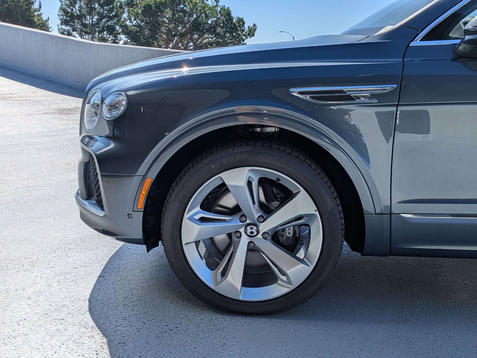 Certified 2025 Bentley Bentayga AWD/4WD image 6