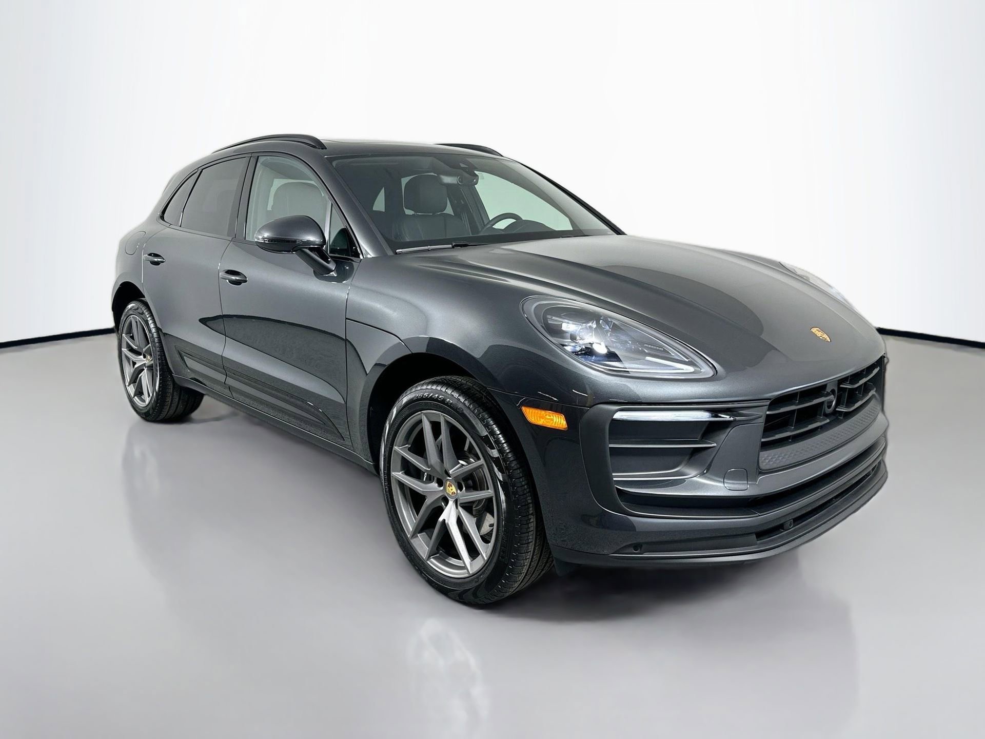 Certified 2025 Porsche Macan image 9