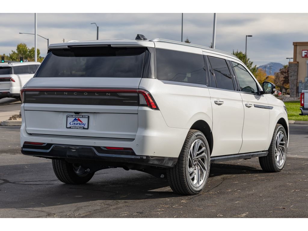 Used 2025 Lincoln Navigator L Reserve image 3