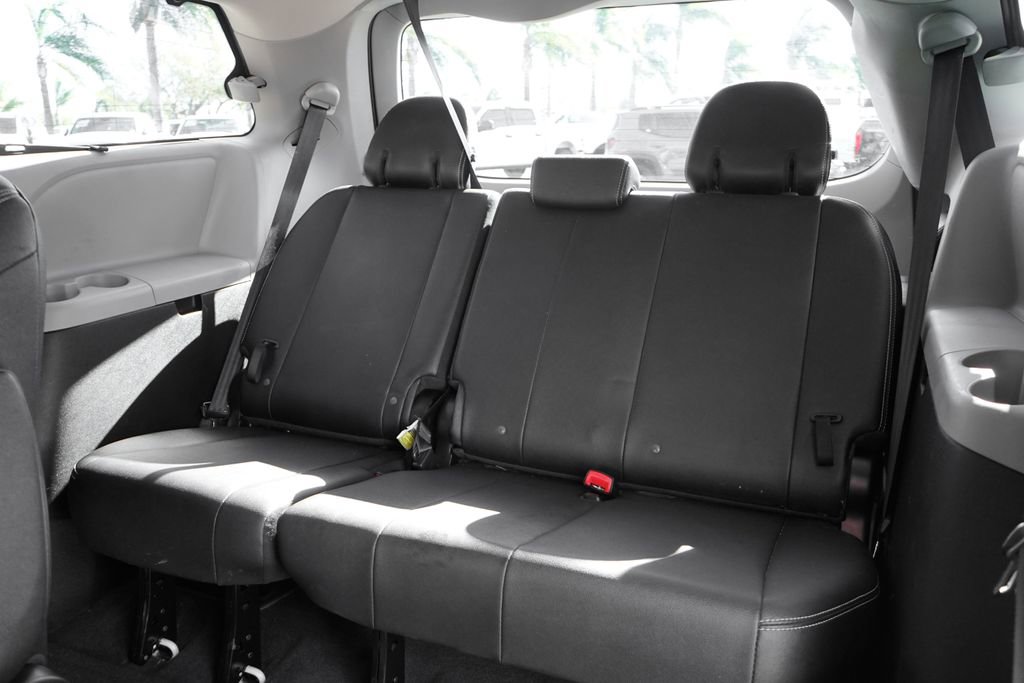 Used 2016 Toyota Sienna SE image 42