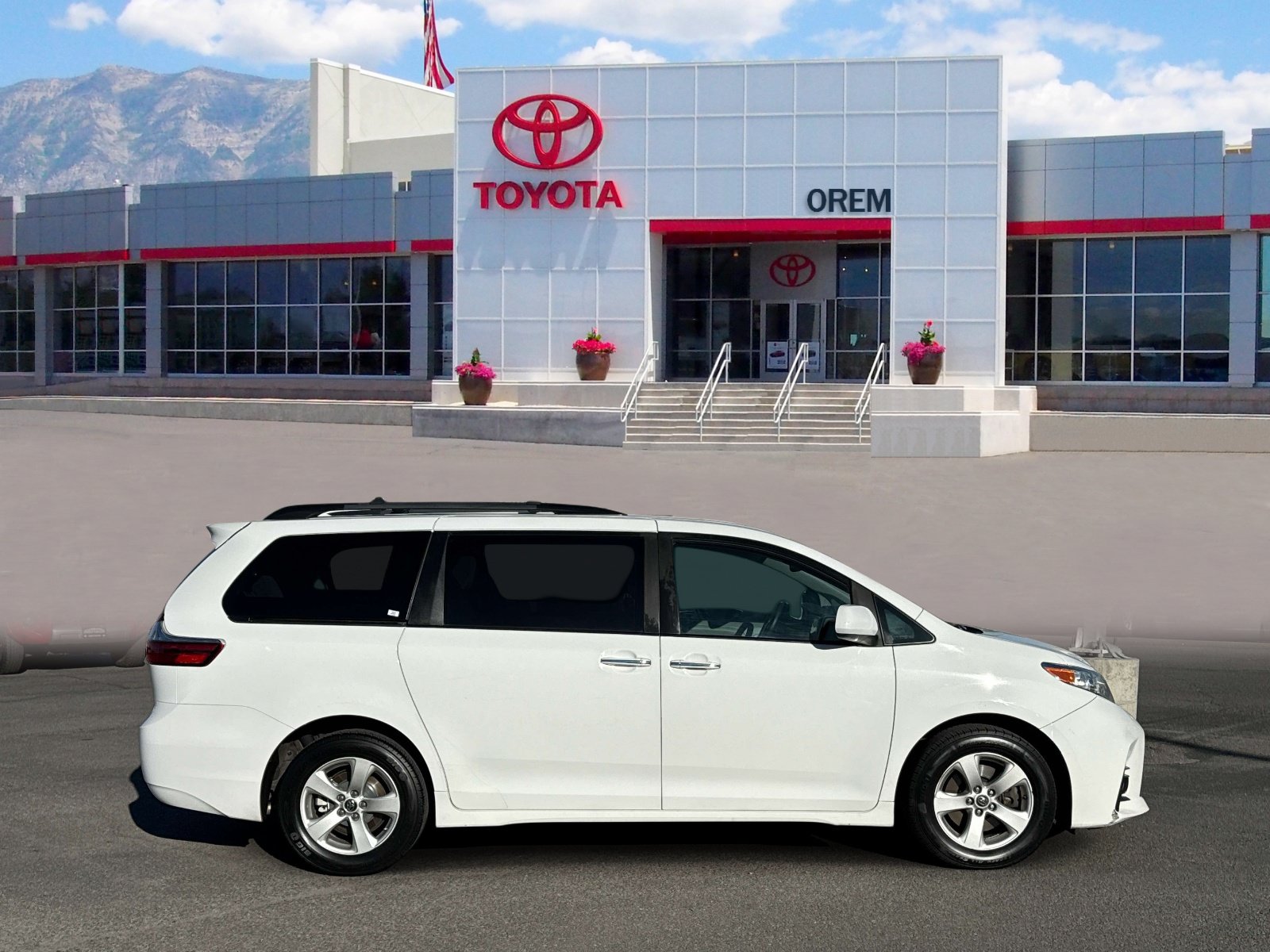 Used 2020 Toyota Sienna LE w/ LE Preferred Package FWD image 3